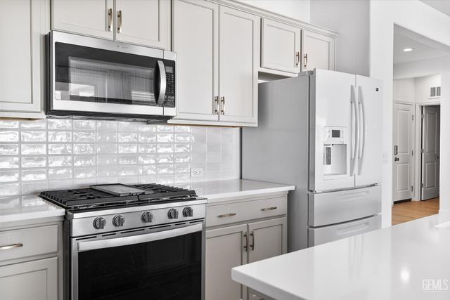 1715 Bixshire Drive, Bakersfield, CA 93311