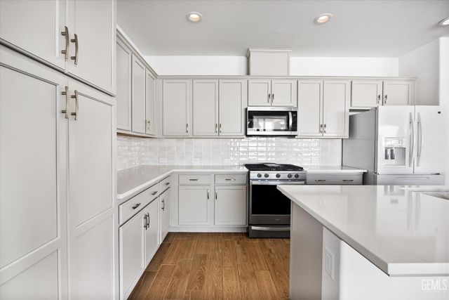 1715 Bixshire Drive, Bakersfield, CA 93311