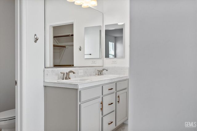 1715 Bixshire Drive, Bakersfield, CA 93311