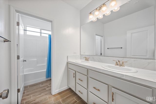 1715 Bixshire Drive, Bakersfield, CA 93311