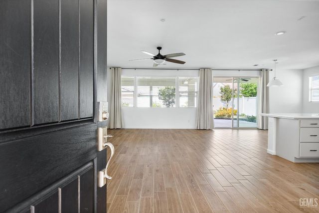 1715 Bixshire Drive, Bakersfield, CA 93311