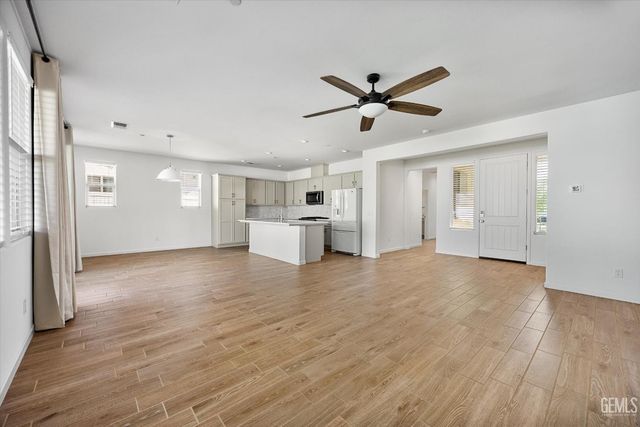 1715 Bixshire Drive, Bakersfield, CA 93311