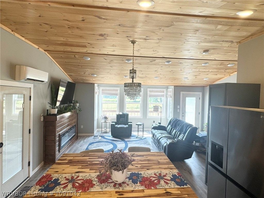 15914 Travis Lane 15914 Travis Lane