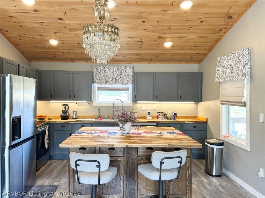 15914 Travis Lane 15914 Travis Lane