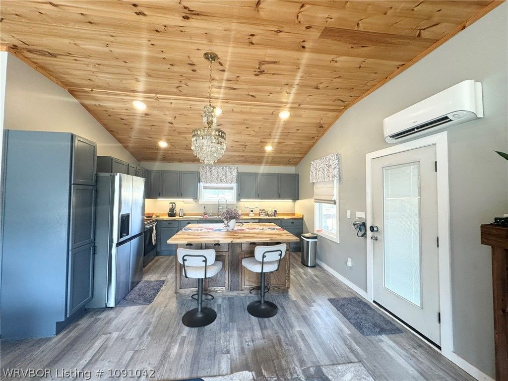 15914 Travis Lane 15914 Travis Lane