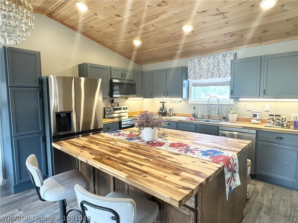 15914 Travis Lane 15914 Travis Lane