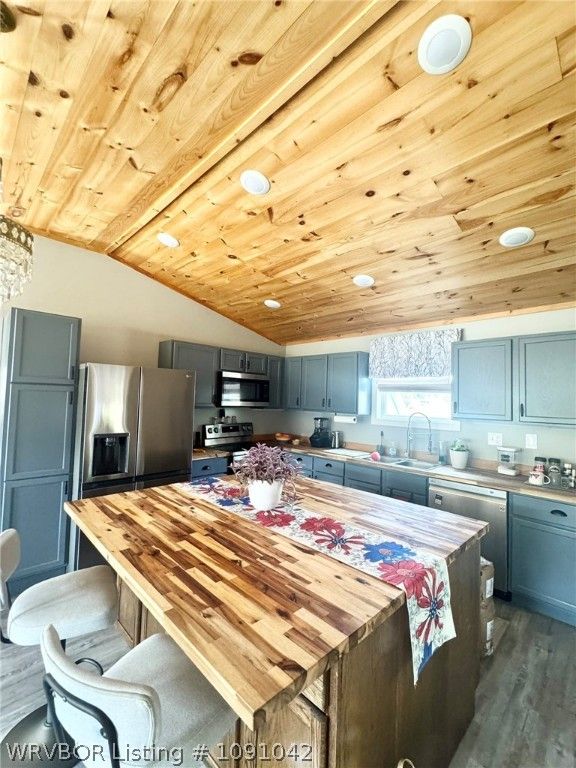 15914 Travis Lane 15914 Travis Lane