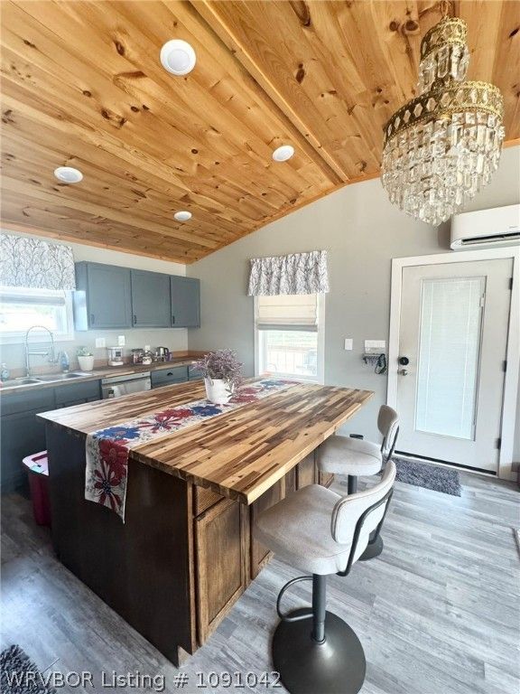 15914 Travis Lane 15914 Travis Lane