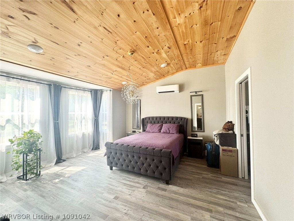 15914 Travis Lane 15914 Travis Lane