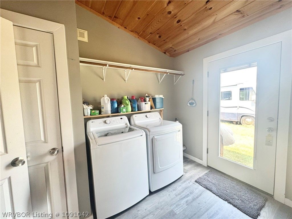 15914 Travis Lane 15914 Travis Lane