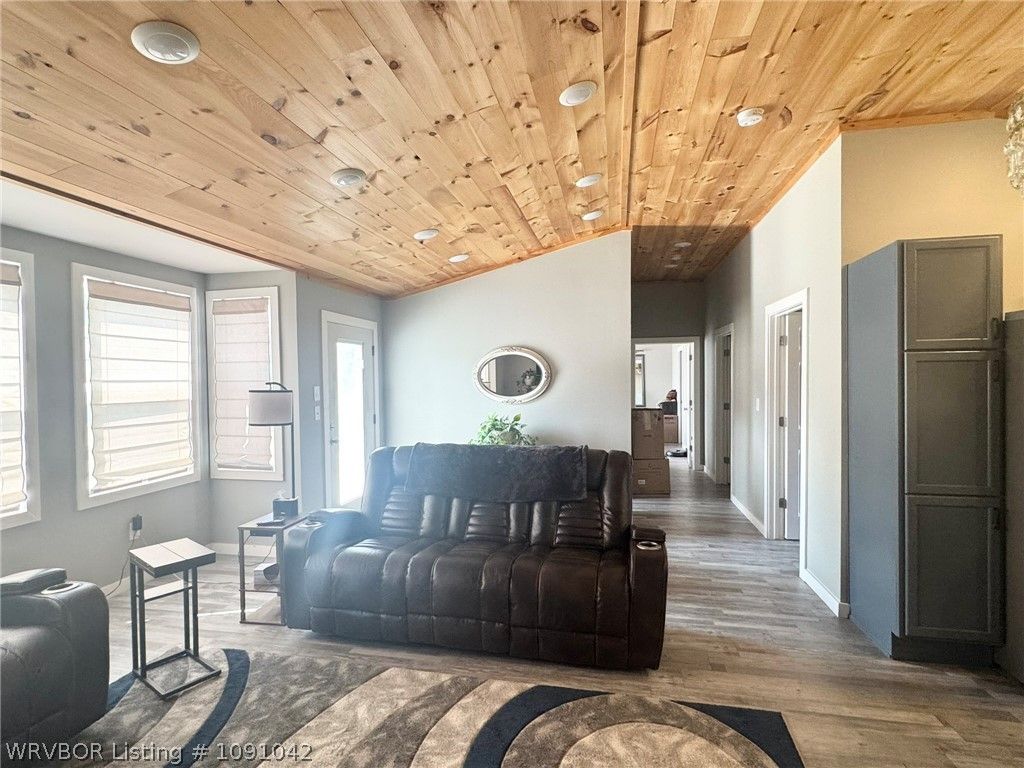15914 Travis Lane 15914 Travis Lane