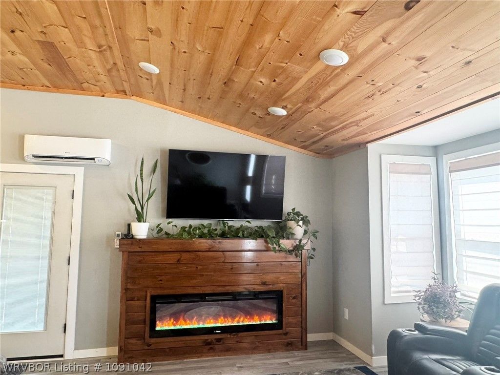 15914 Travis Lane 15914 Travis Lane