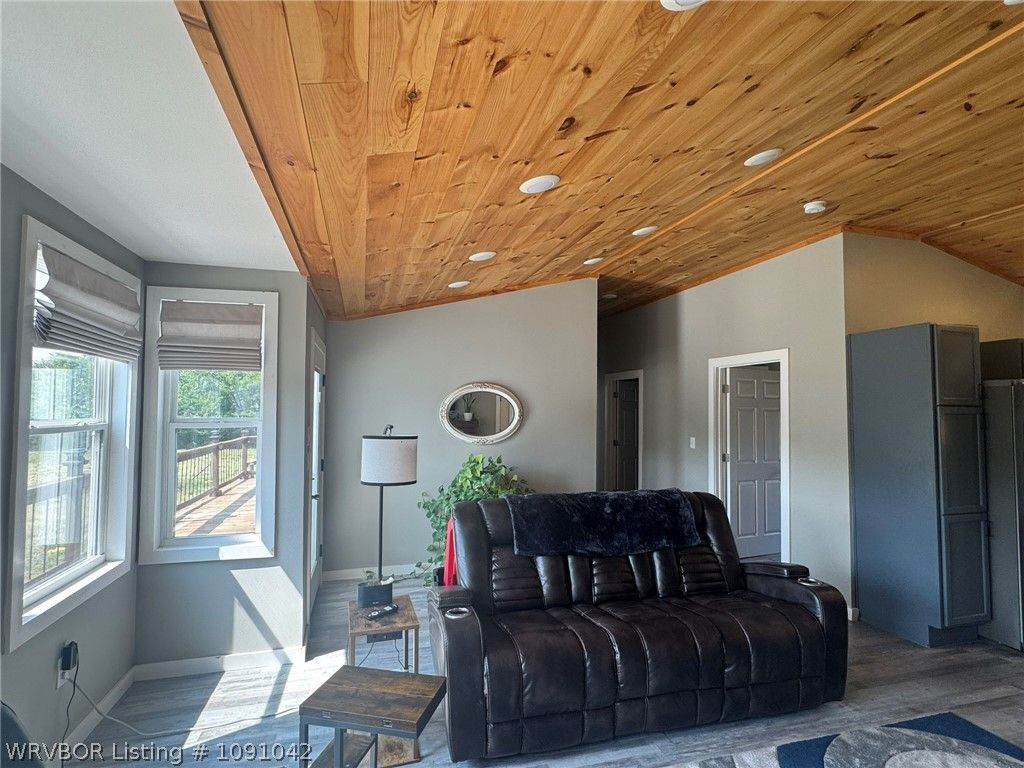 15914 Travis Lane 15914 Travis Lane
