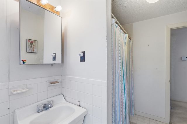 16 Middlesex St 8, Chelmsford, MA 01863