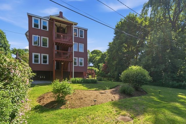 16 Middlesex St 8, Chelmsford, MA 01863