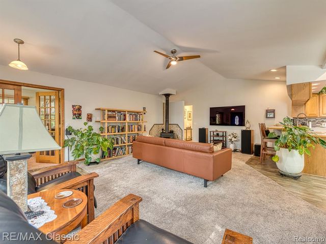 619 E Shore Drive, Whitmore Lake, MI 48189