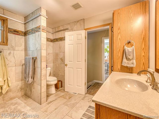 619 E Shore Drive, Whitmore Lake, MI 48189