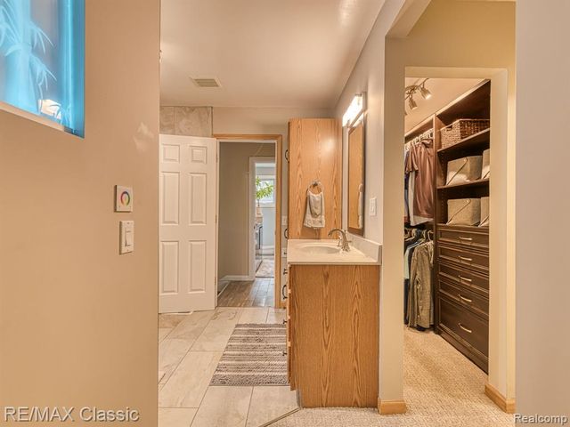 619 E Shore Drive, Whitmore Lake, MI 48189
