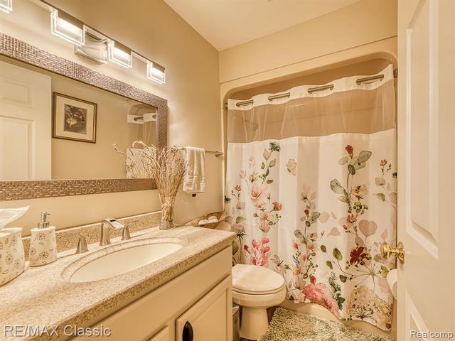 619 E Shore Drive, Whitmore Lake, MI 48189