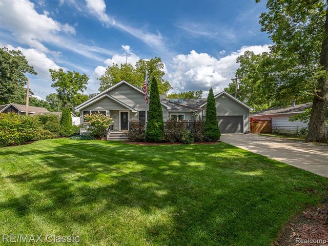 619 E Shore Drive, Whitmore Lake, MI 48189
