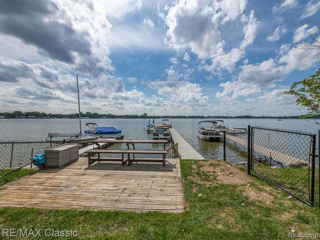 619 E Shore Drive, Whitmore Lake, MI 48189