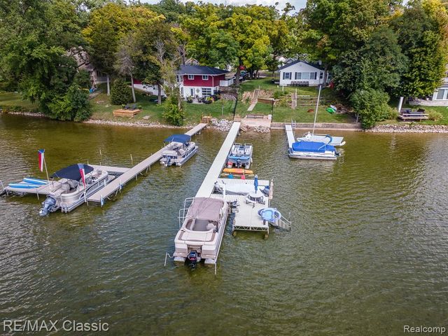 619 E Shore Drive, Whitmore Lake, MI 48189
