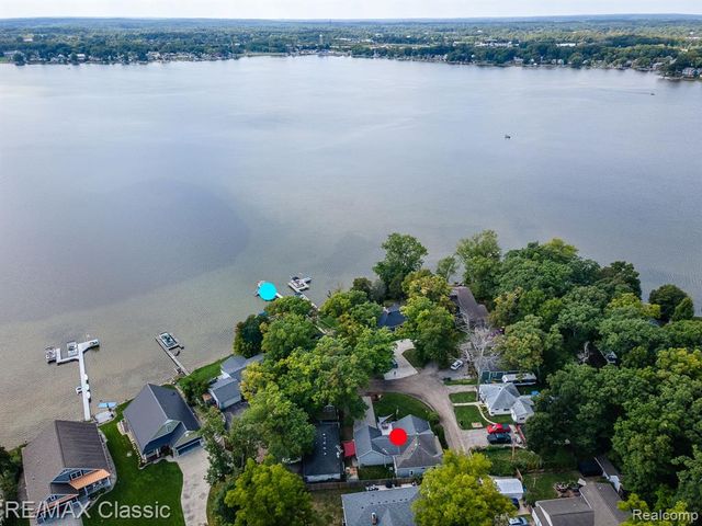 619 E Shore Drive, Whitmore Lake, MI 48189