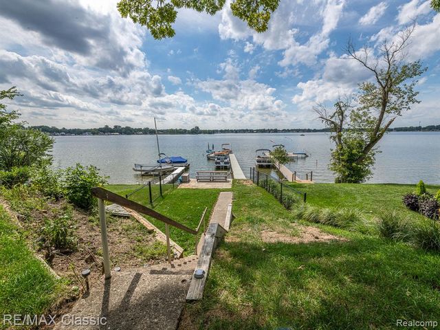 619 E Shore Drive, Whitmore Lake, MI 48189