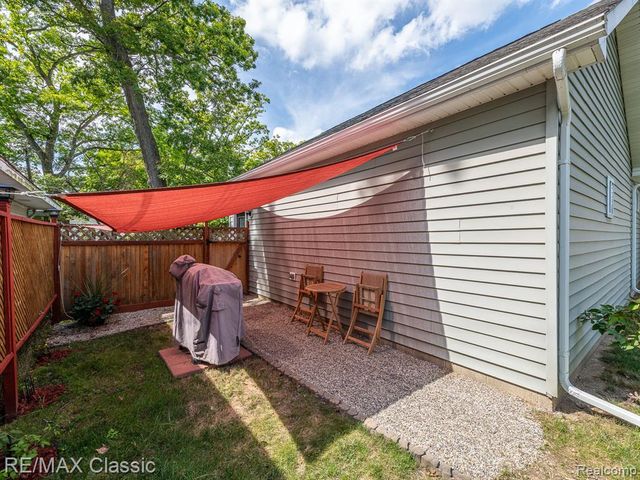 619 E Shore Drive, Whitmore Lake, MI 48189