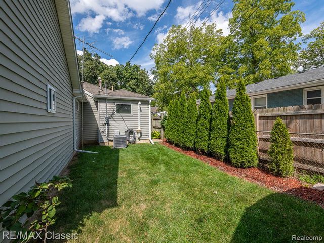 619 E Shore Drive, Whitmore Lake, MI 48189