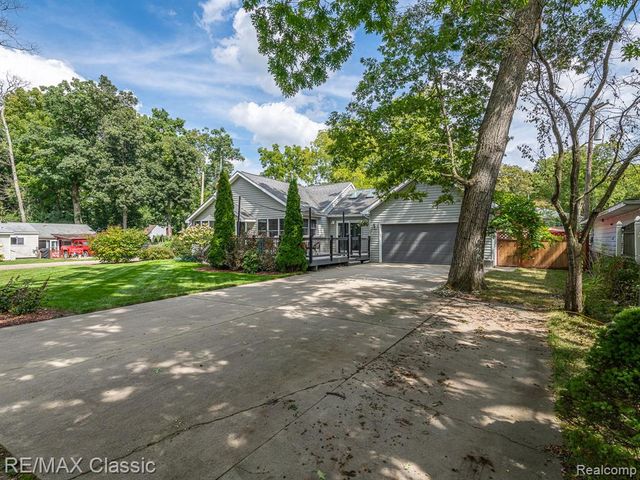 619 E Shore Drive, Whitmore Lake, MI 48189