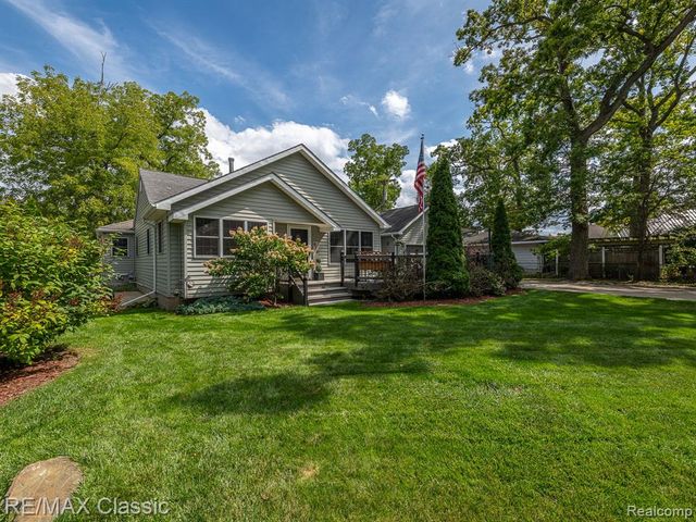 619 E Shore Drive, Whitmore Lake, MI 48189