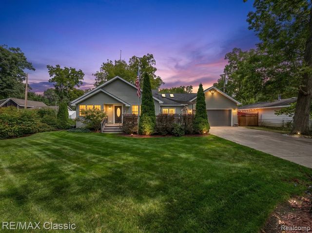 619 E Shore Drive, Whitmore Lake, MI 48189