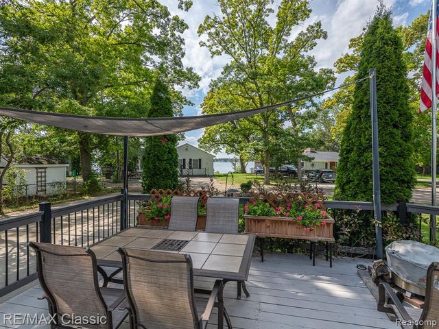 619 E Shore Drive, Whitmore Lake, MI 48189