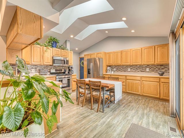 619 E Shore Drive, Whitmore Lake, MI 48189