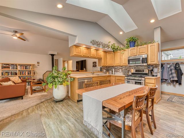 619 E Shore Drive, Whitmore Lake, MI 48189