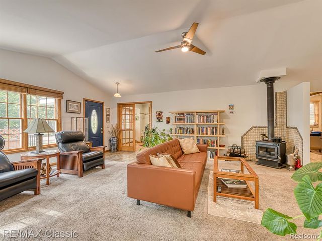 619 E Shore Drive, Whitmore Lake, MI 48189