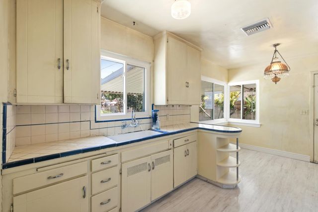 1026 W Dayton Avenue, Fresno, CA 93705