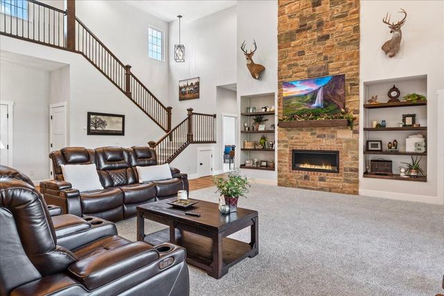 1732 W Silver Oak Drive, Springfield, MO 65810