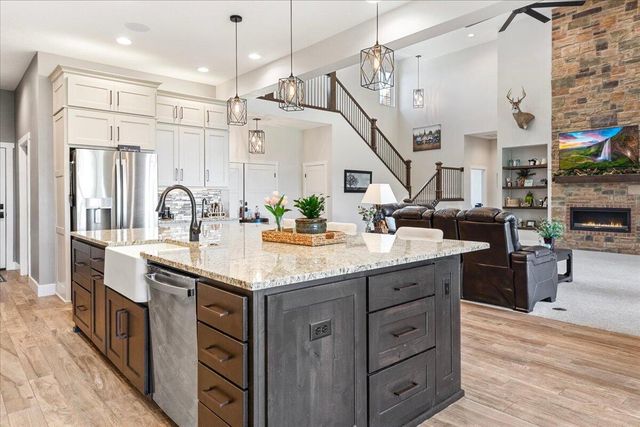 1732 W Silver Oak Drive, Springfield, MO 65810