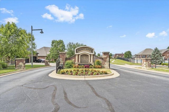 1732 W Silver Oak Drive, Springfield, MO 65810