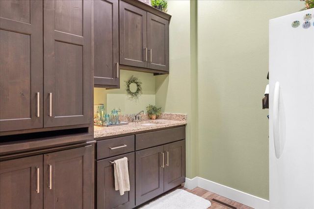 1732 W Silver Oak Drive, Springfield, MO 65810