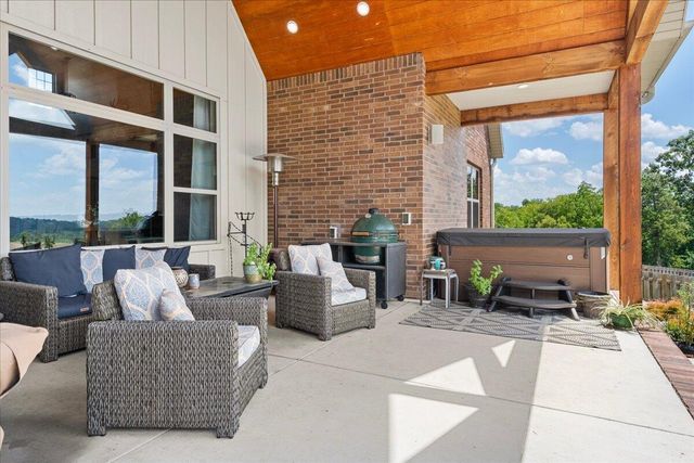 1732 W Silver Oak Drive, Springfield, MO 65810