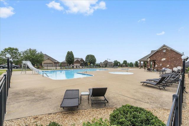 1732 W Silver Oak Drive, Springfield, MO 65810