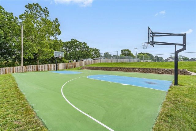 1732 W Silver Oak Drive, Springfield, MO 65810