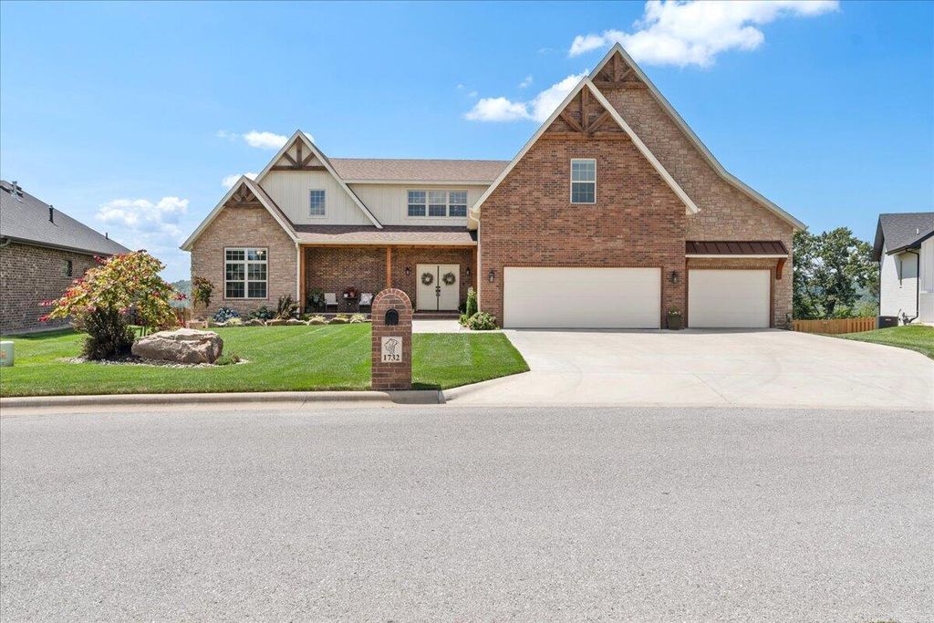 1732 W Silver Oak Drive, Springfield, MO 65810
