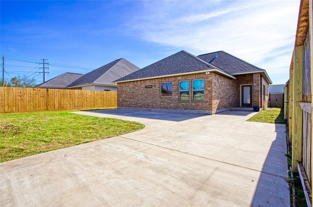 1206 N Avenue L, Freeport, TX 77541