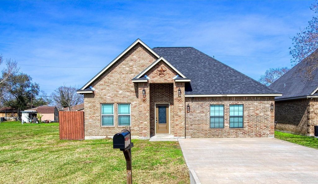 Image 1 of property listing at 1206 N Avenue L, Freeport, TX 77541