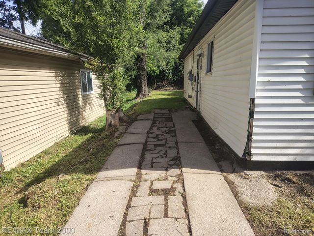 32 N Merrimac Street, Pontiac, MI 48340
