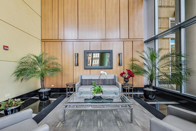 345 N La Salle Drive 902, Chicago, IL 60654